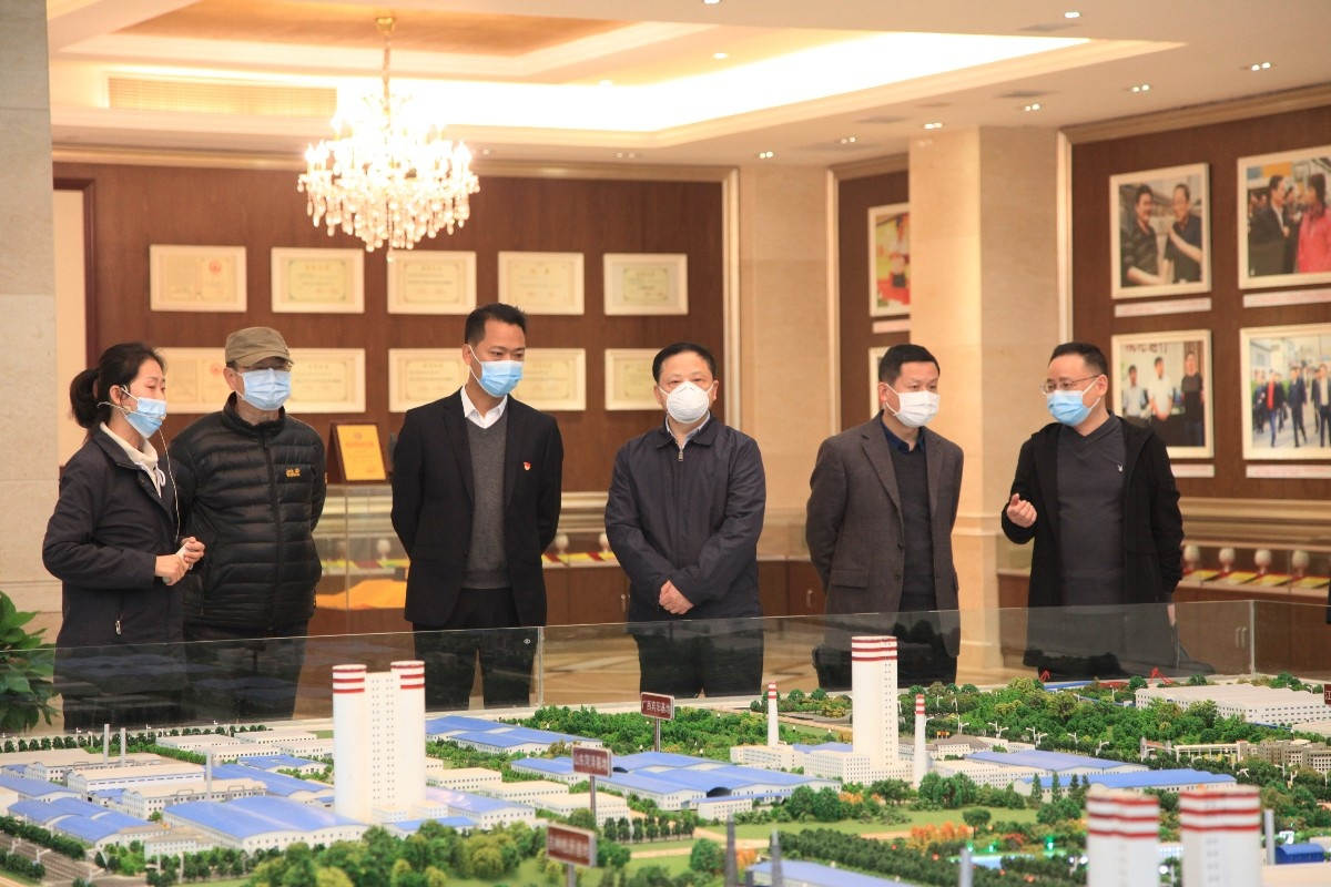 右三：省交通运输厅二级巡视员陈缅；；左三：J9集团党委书记李维峰.JPG