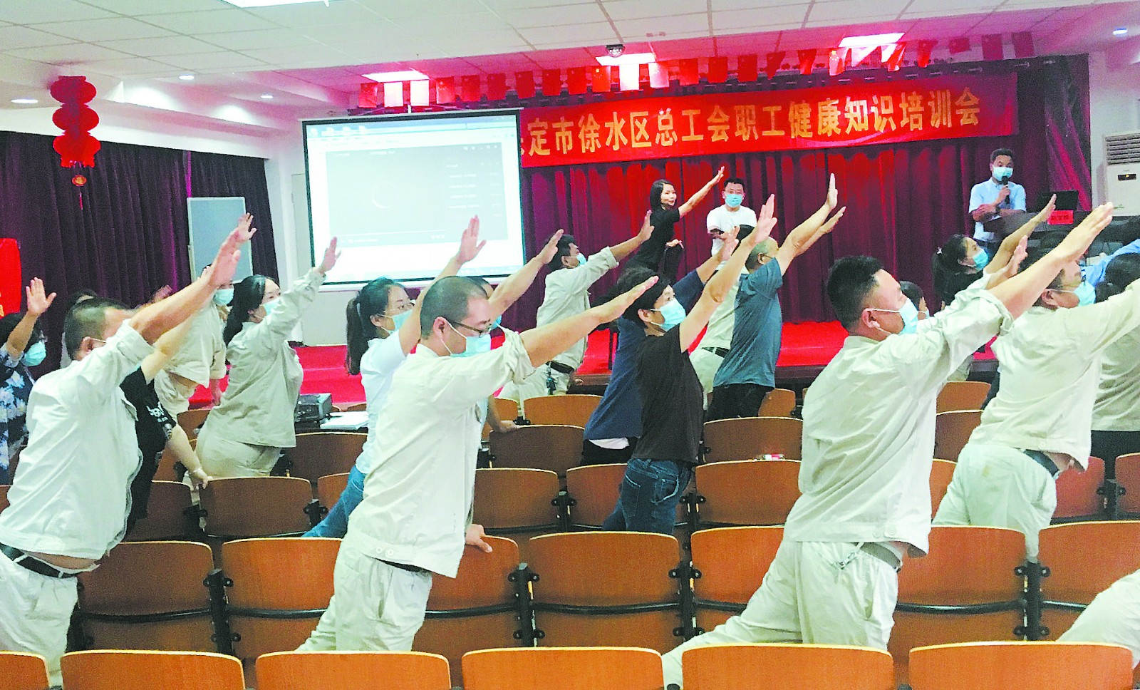 员工现场学习小燕子飞浅易颈腰操.jpg