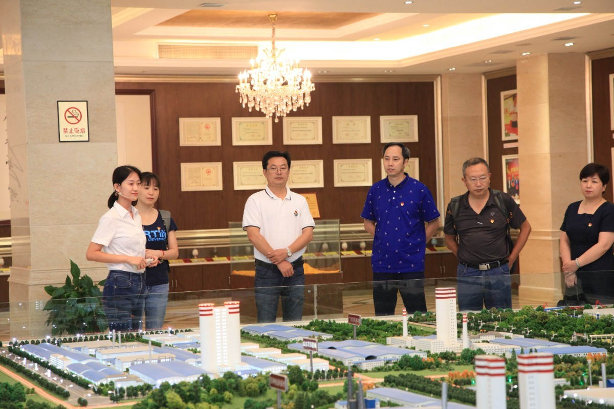 听取公司十大基地战略结构情形先容，，，，左三：杨华锋，，，，右三：江本武.JPG