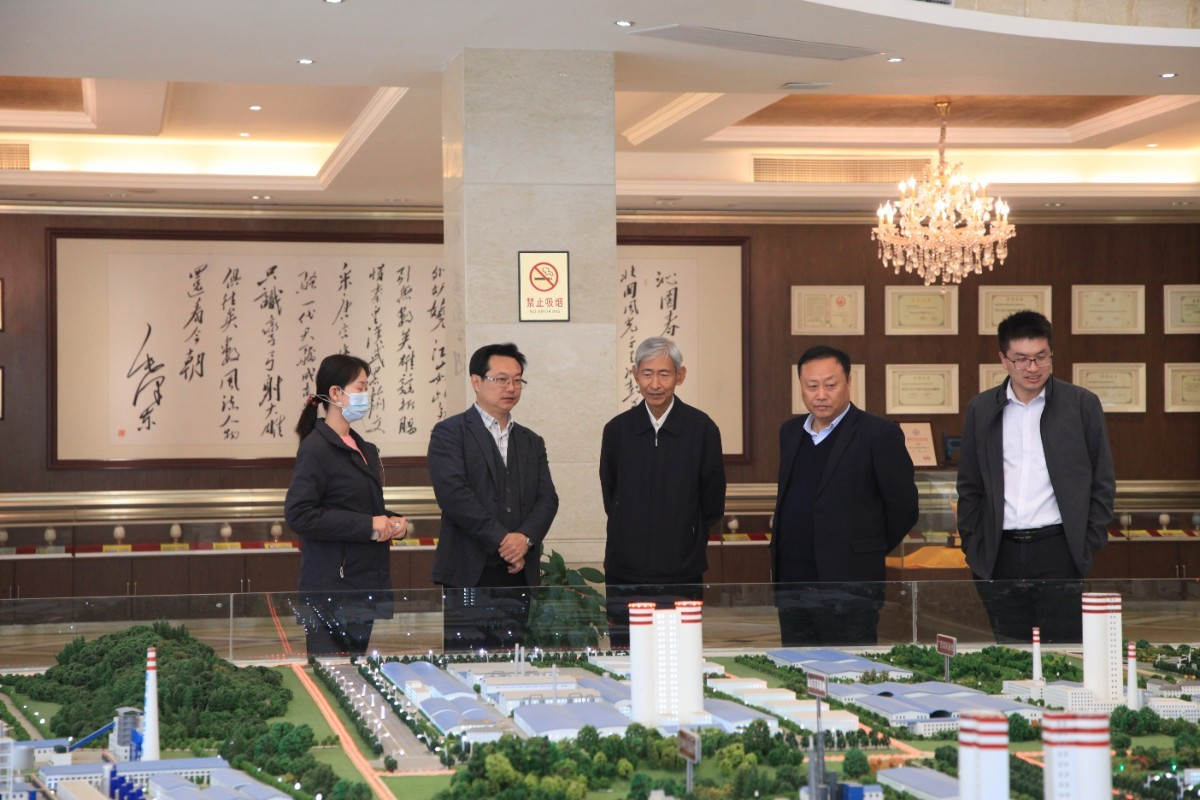 6听取J9集团十大生产基地沙盘先容（左三：杨朝飞、右二：王文战、左二：杨华锋.JPG