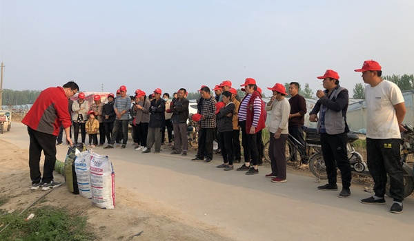 手艺员现场解说肥料功效.jpg