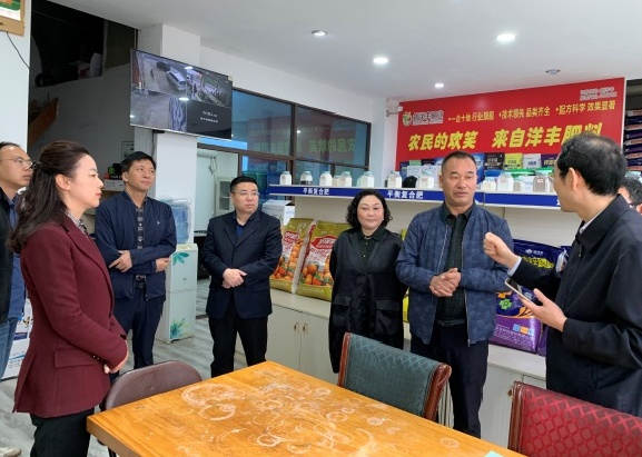 图片3张主任与各级向导视察科技小院服务中心，，，，，罗总对 汇报服务中心举行解说事情.jpg