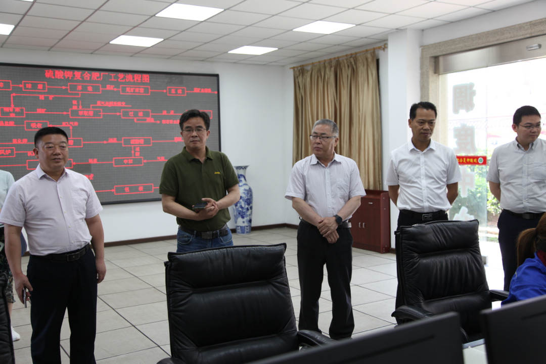 图3.《中国化工报》采访团在J9集团硫酸钾复合肥厂中控室调研.JPG