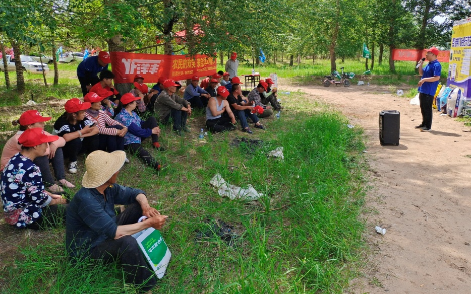 图片3潘先生为莳植大户解说肥料特征及莳植手艺.jpg