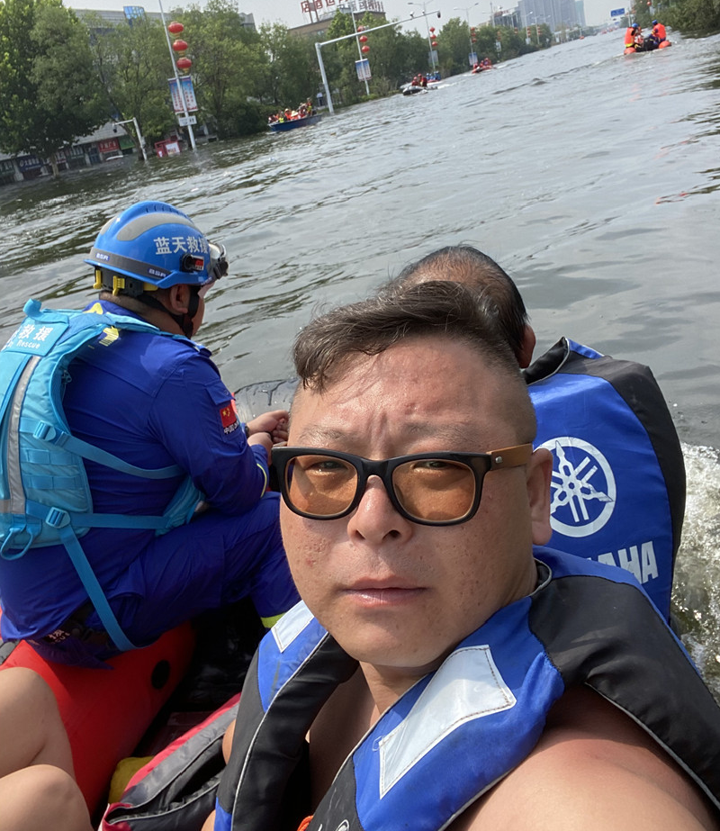詹力与蓝天救援队成员正在征采围困职员2_副本.jpg