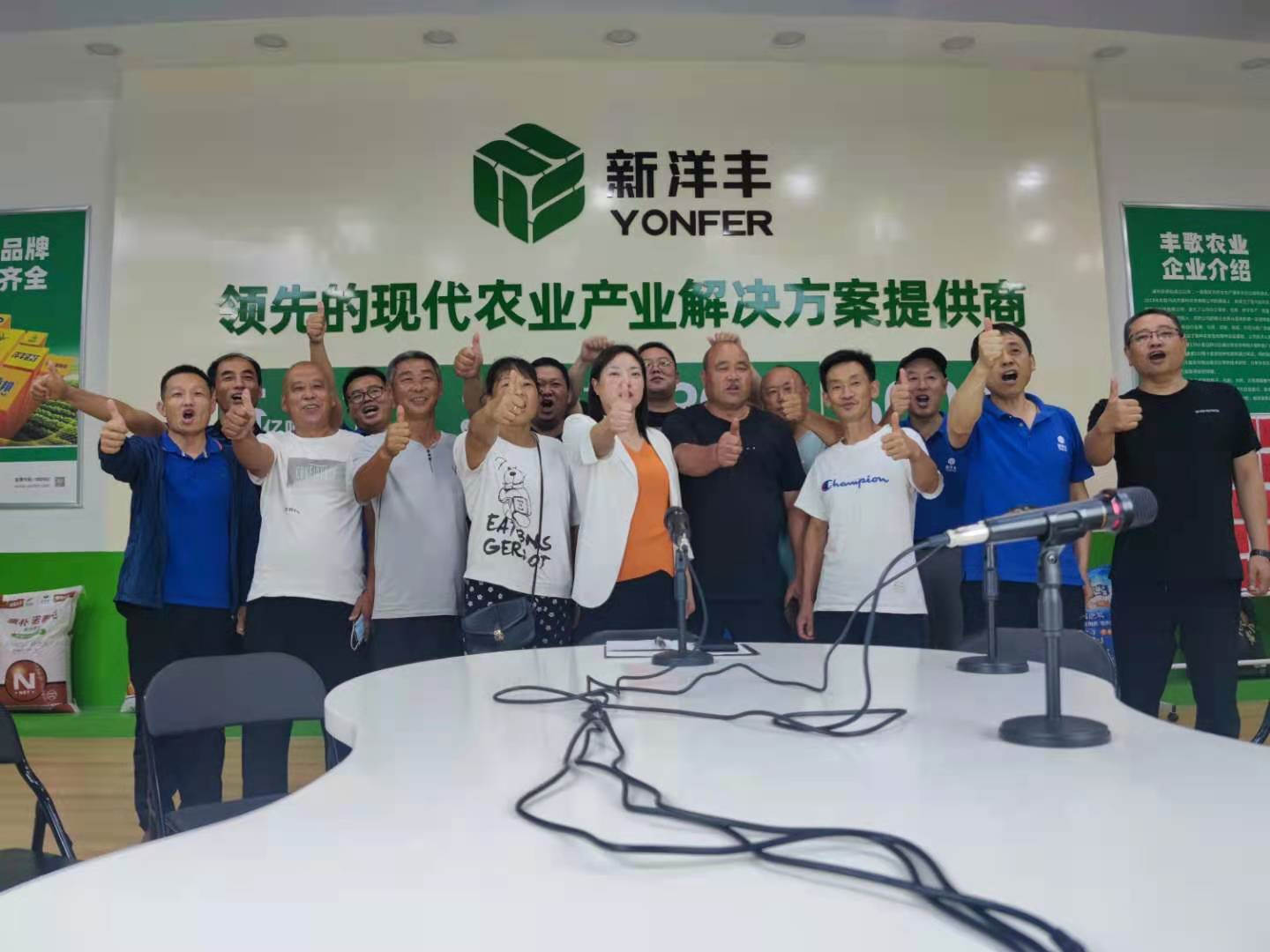 订货很是乐成，，，各人在直播间开心合影.jpg
