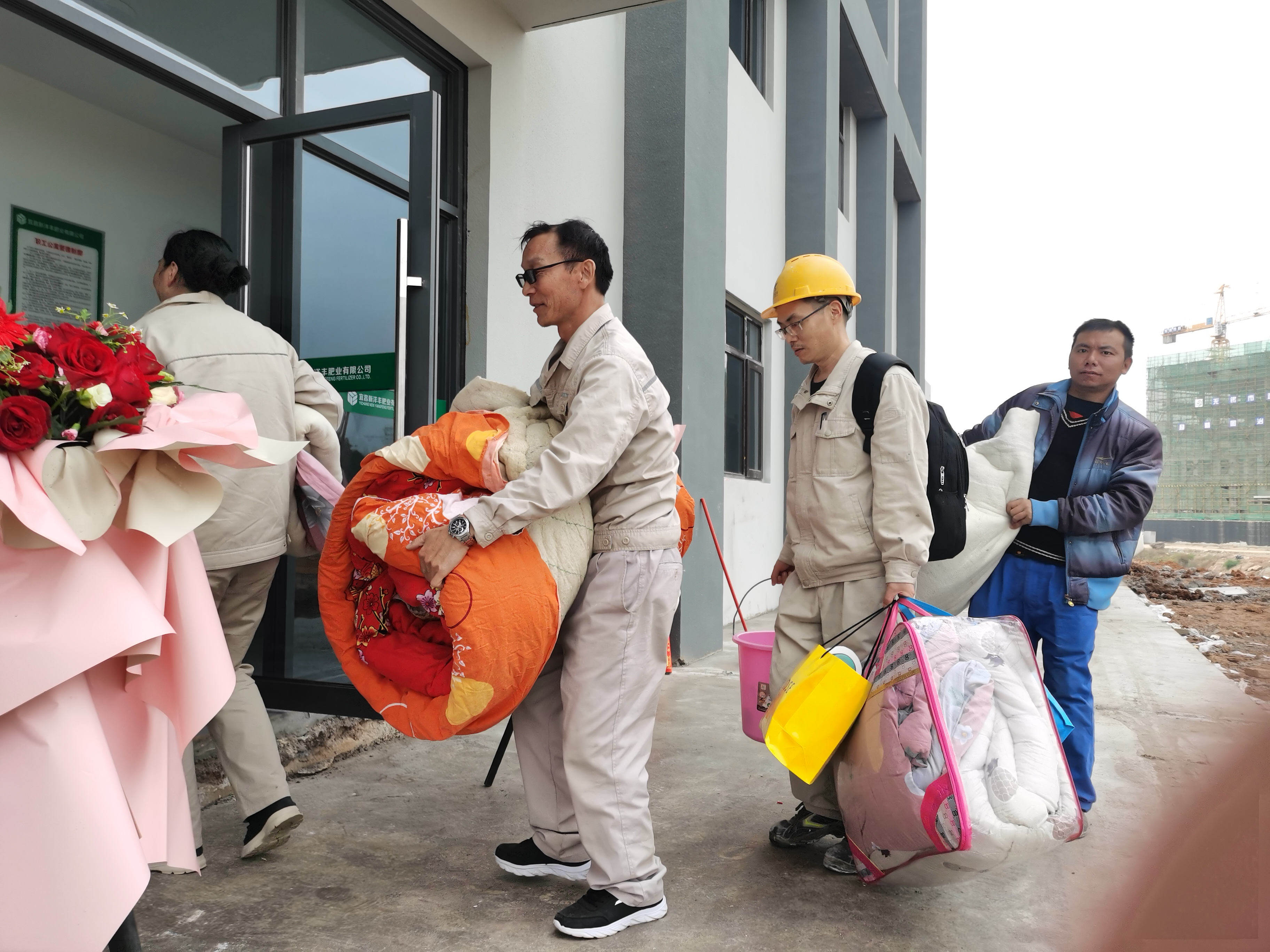 职工兴奋地搬入新公寓.jpg