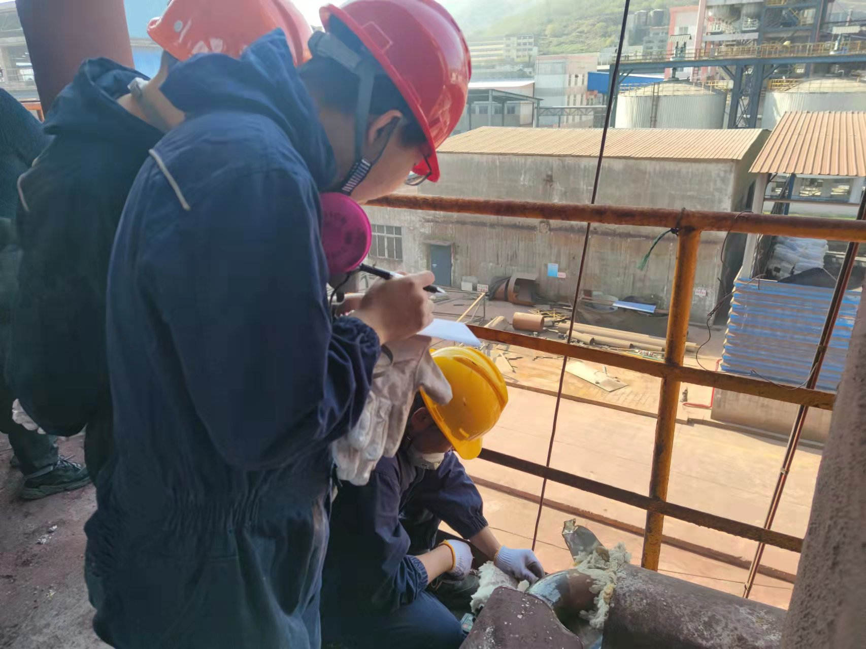 特检院对余热锅炉管道焊缝举行超声波测厚.jpg