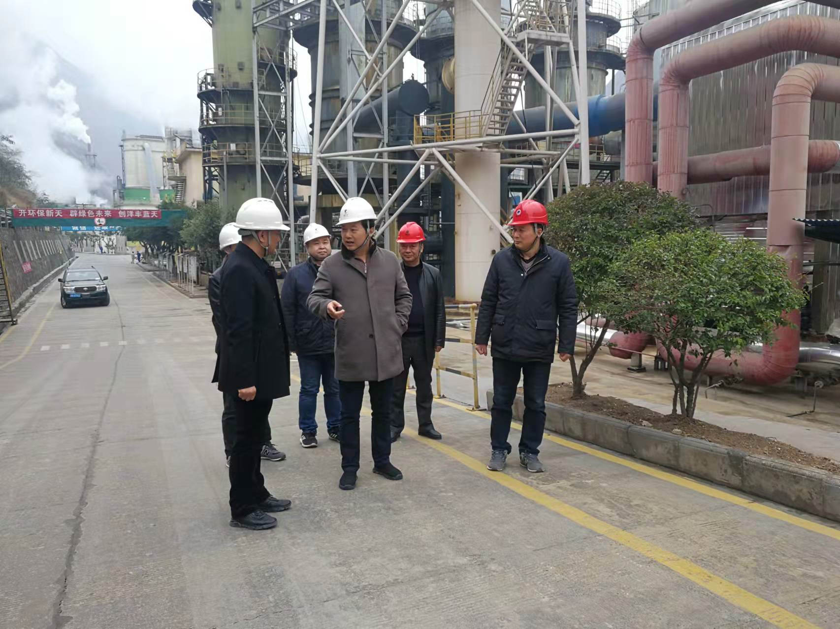 杨华锋副董正在生产一线检查事情1.jpg