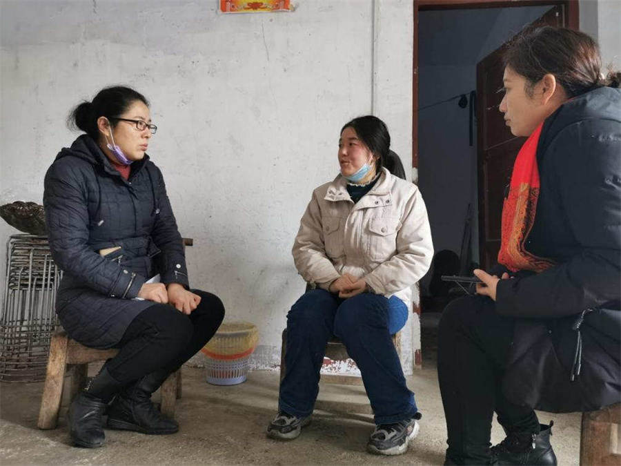 纪委书记兼工会主席王苹（左）带队走访慰问难题职工.jpg