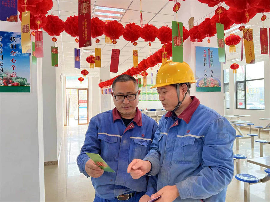宜昌J9集团员工正在猜字谜.jpg