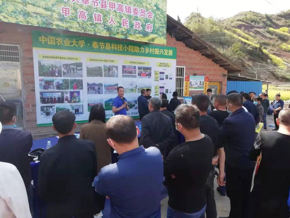 罗总跟种粮大户先容科技小院理念.jpg