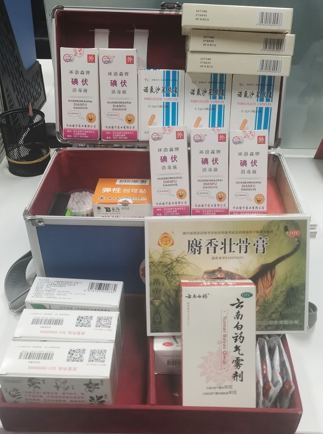 北京洋丰逸居旅馆为职工准备防暑降温药品.jpg