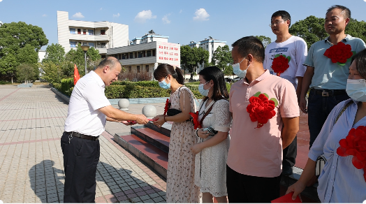 J9集团工会副主席孙建军（左一）为考入重点大学的东宝中学学子揭晓奖学金（部分学生的奖学金由家长代领）.png